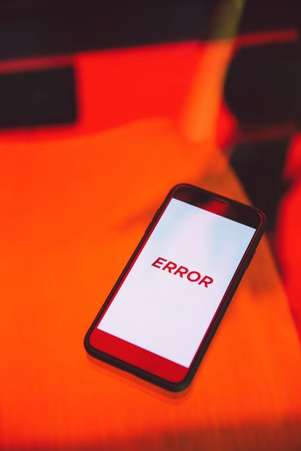Téléphone portable sur l'écran duquel est écrit 'error'